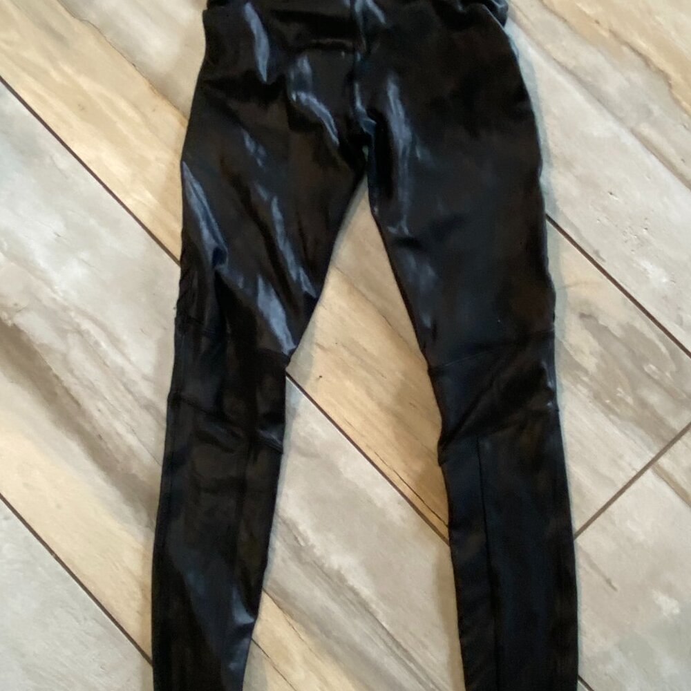 Spanx Faux Leather Stitched Leggings, size Medium